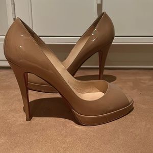 Gorgeous Christian Louboutin “very prive” peep toe nude patent pumps. Sz 42
